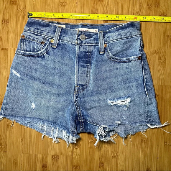 Levi’s Medium Wash Wedgie Distressed Denim Jean Shorts - Picture 7 of 13